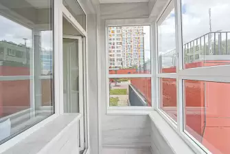 Пример отделки гибким мрамором на балконе