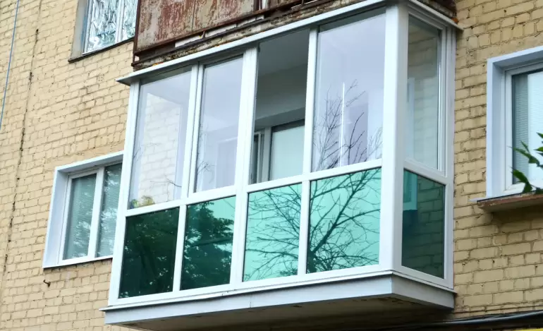 Панорамное остекление балкона в хрущевке Панорамное остекление балкона в хрущевке