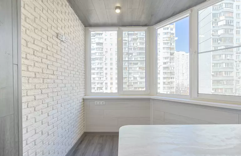 Отделка балкона широкоформатным ламинатом с утеплением